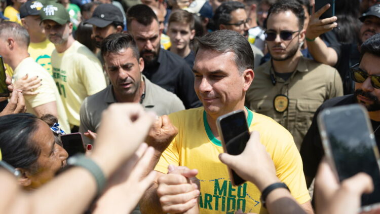 Flavio Bolsonaro vota a Rio e attacca il governo Lula