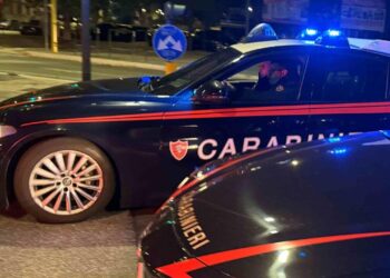 Tenta di uccidere la compagna, lei scappa dai vicini con la bimba e si salva. L’uomo si è ucciso gettandosi dal balcone