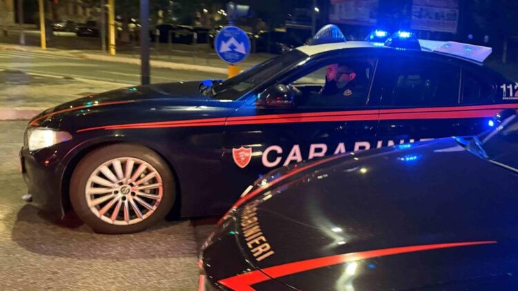 Tenta di uccidere la compagna, lei scappa dai vicini con la bimba e si salva. L’uomo si è ucciso gettandosi dal balcone