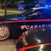 Tenta di uccidere la compagna, lei scappa dai vicini con la bimba e si salva. L’uomo si è ucciso gettandosi dal balcone