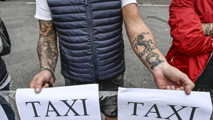 Tassisti in piazza a Napoli contro ‘Caro carburante’ e traffico