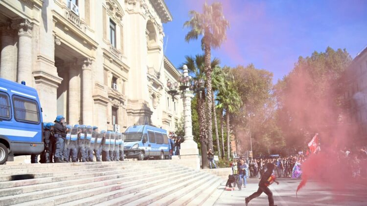 Valditara, ‘non è dissenso ma teppismo politico’