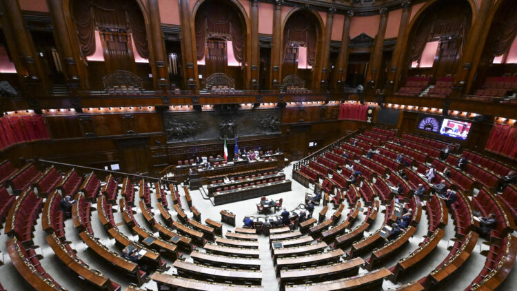 Ok della Camera alla risoluzione sullo scostamento, con 219 sì e 110 no