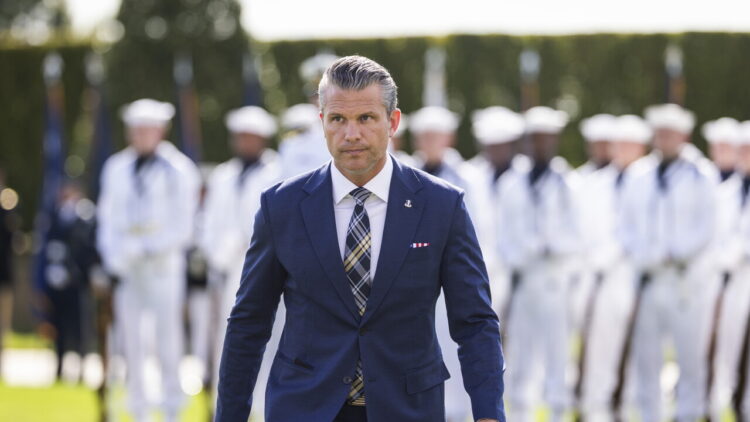 ‘Qui niente più woke, ciccioni e trans’: parole di Hegseth fanno il giro del web