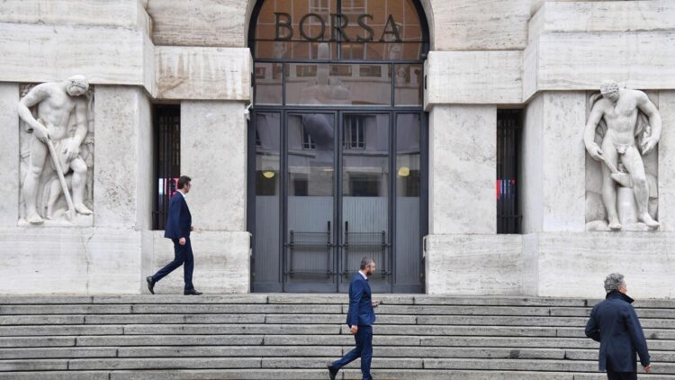 Borsa: Milano tiene con l’Europa in attesa di Wall street, spread a 104 punti