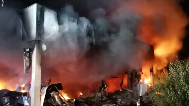 Vasto incendio all’ex centrale del latte di Alba, spento e ora bonifica