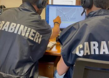 Circuiva minorenni promettendo soldi per rapporti sessuali, arrestato