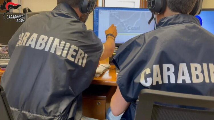 Circuiva minorenni promettendo soldi per rapporti sessuali, arrestato