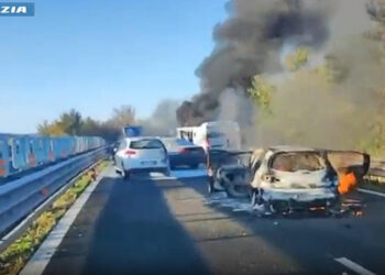 Assalto a un portavalori in A14 a Foggia, mezzi in fiamme e chiodi sull’asfalto