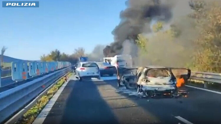 Assalto a un portavalori in A14 a Foggia, mezzi in fiamme e chiodi sull’asfalto