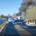 Assalto a un portavalori in A14 a Foggia, mezzi in fiamme e chiodi sull’asfalto