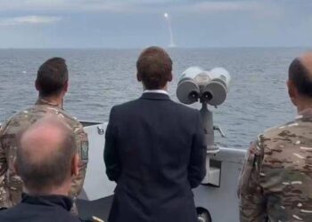 Francia, Macron assiste a lancio di prova missile intercontinentale da sottomarino nucleare