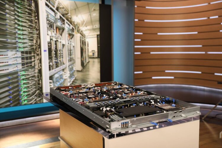 Microsoft svela il chip Maia 300 per potenziare l’inferenza AI su scala Azure