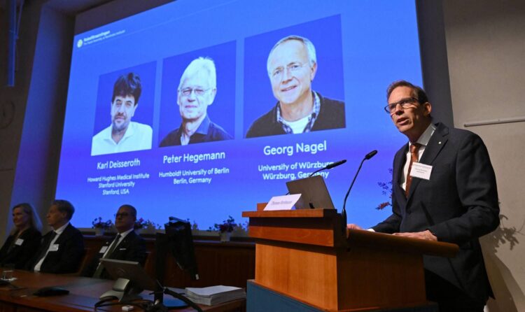 Nobel per la Medicina a Deisseroth, Hegemann e Nagel: il premio per gli studi sull’optogenetica