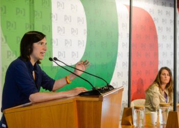 Centrosinistra, il messaggio di Schlein: “Uno non vale uno”. Conte: “Si va alle primarie”
