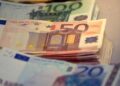 “Ci servono 7mila euro ogni mese, finiamo sempre in rosso”, le difficoltà di una famiglia di sei figli e due gatti