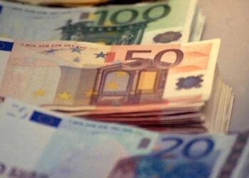 “Ci servono 7mila euro ogni mese, finiamo sempre in rosso”, le difficoltà di una famiglia di sei figli e due gatti