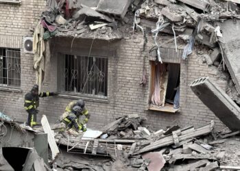 Ucraina, missili russi contro Kiev e raid su Zaporizhzhia: 15 morti. Zelensky: “Putin ringrazia così per revoca sanzioni”