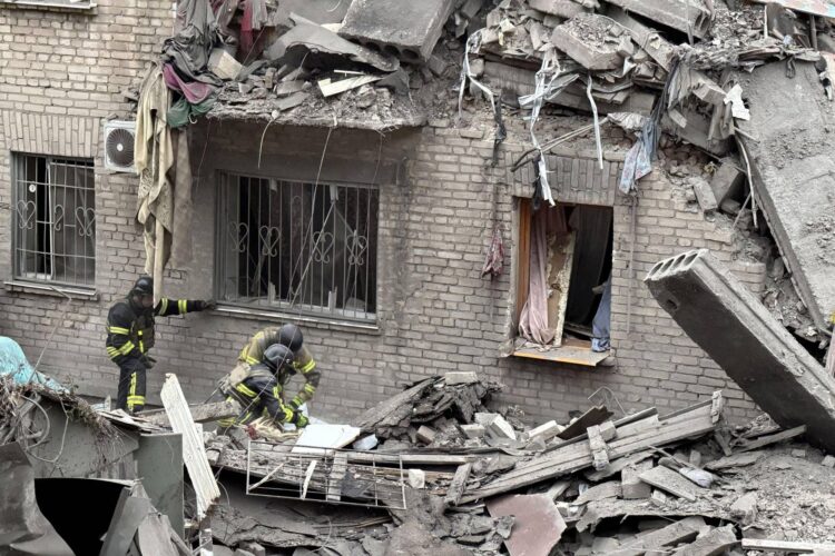 Ucraina, missili russi contro Kiev e raid su Zaporizhzhia: 15 morti. Zelensky: “Putin ringrazia così per revoca sanzioni”