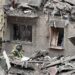Ucraina, missili russi contro Kiev e raid su Zaporizhzhia: 15 morti. Zelensky: “Putin ringrazia così per revoca sanzioni”